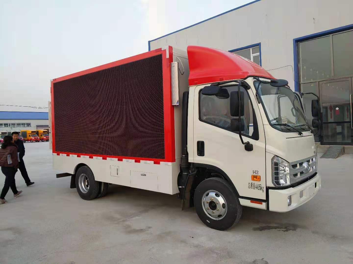 大型广告车