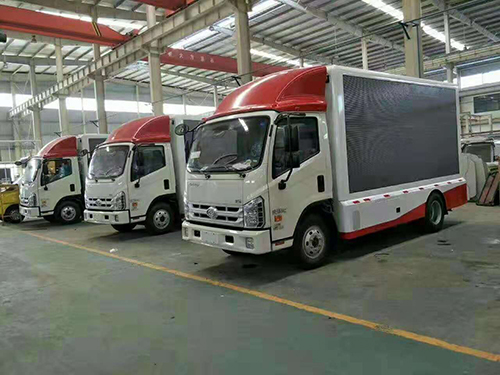 大型广告车