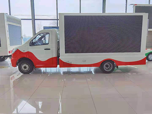 大型广告车