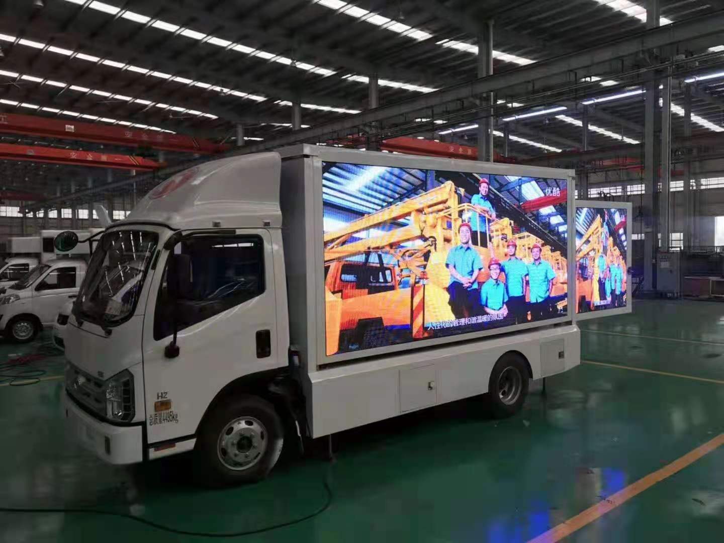 大型广告车