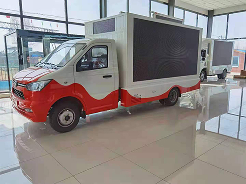大型广告车